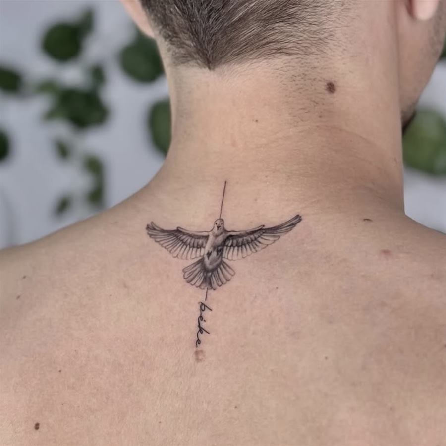 Feines Vogel-Tattoo im Nacken