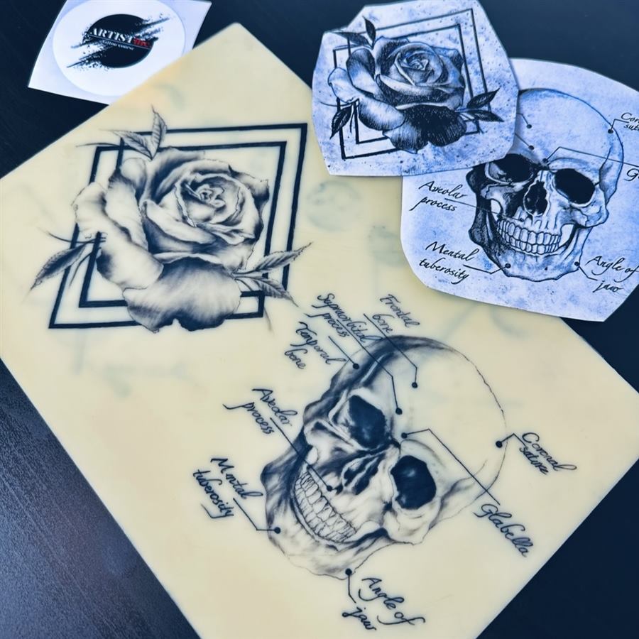 Rose und Totenkopf auf Kunsthaut