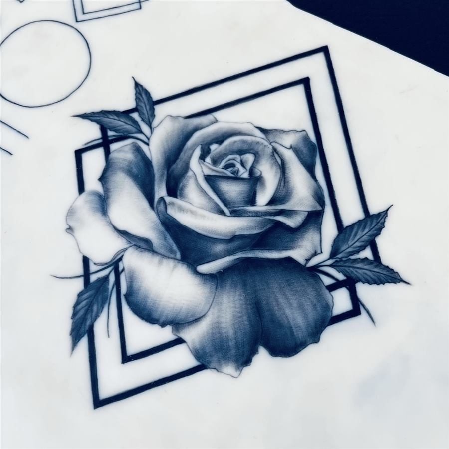 Rose mit geometrischem Rahmen auf Kunsthaut