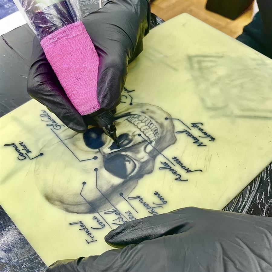 Linienführung mit der Tattoo-Maschine