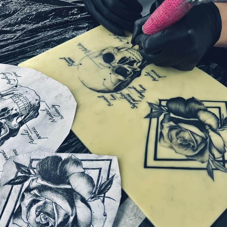 Tätowieren auf Kunsthaut im Workshop